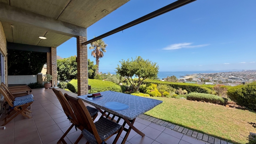 5 Bedroom Property for Sale in Mountainside Western Cape